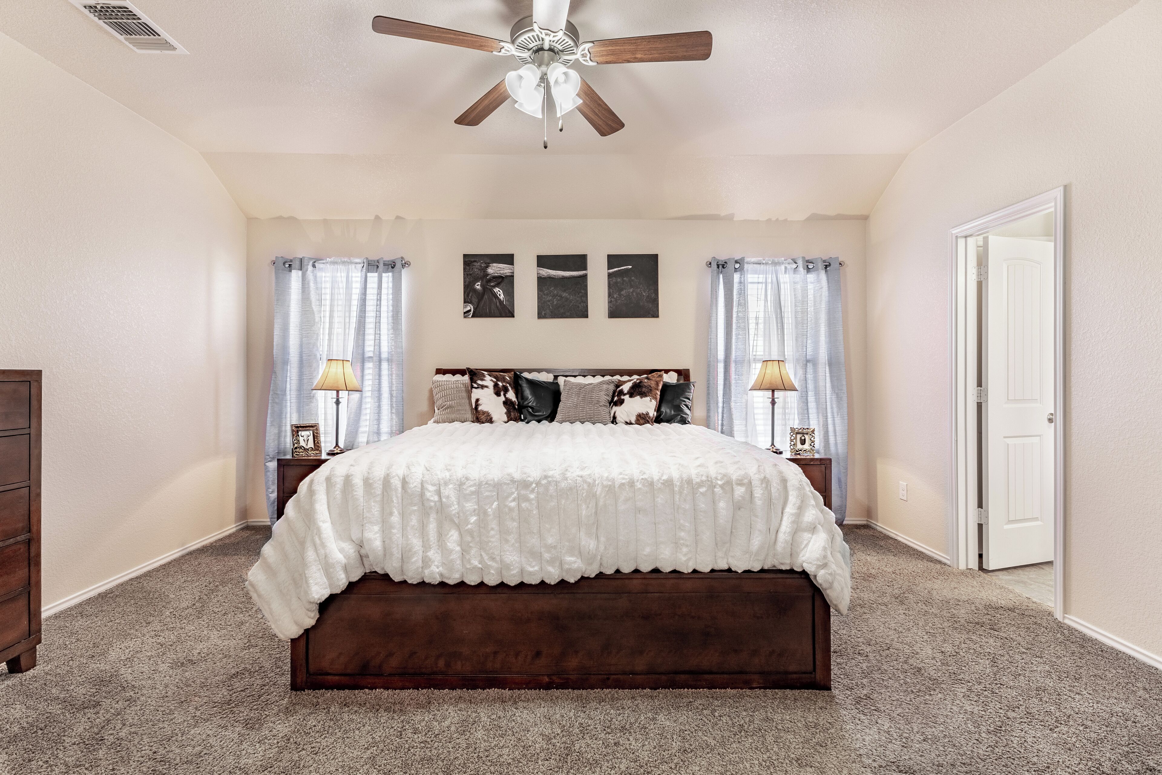 4 bedrooms, desk, iron/ironing board, free WiFi