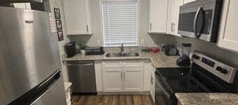 . Central to OLOL hospital 5 mins. Perkins Rowe Shopping 6 mins, LSU 15 mins.. 