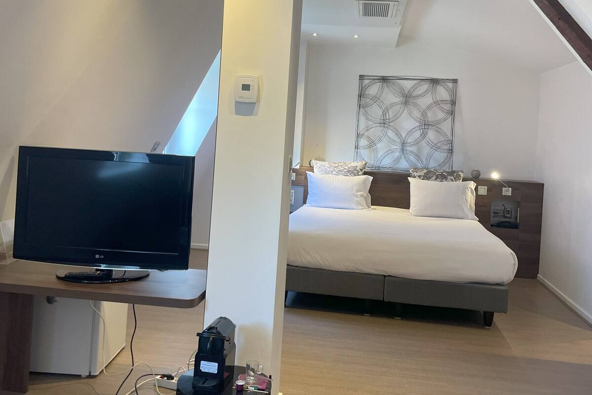 Suite Senior | Iron/ironing board (on request), cribs (free), WiFi (free), bed sheets