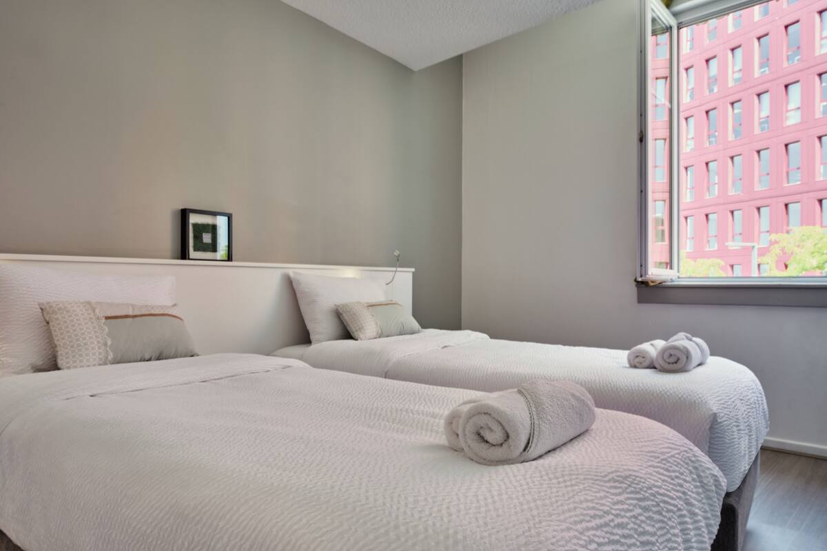Chambre twin | Iron/ironing board (on request), cribs (free), WiFi (free), bed sheets