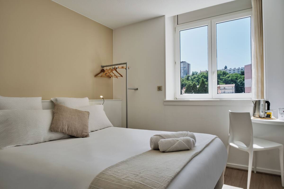 Chambre Simple confort | Iron/ironing board (on request), cribs (free), WiFi (free), bed sheets