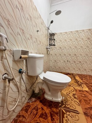 Ducha, secador de pelo, toallas, jabón