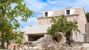 A stone building with a flat roof and two windows. - Amazing home in Gornji Humac Brac (Gornji Humac Brac)