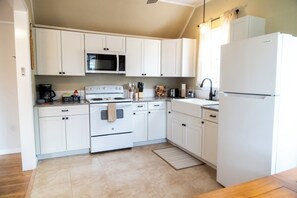 Geladeira, micro-ondas, fogão, cooktop