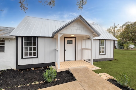 Exterior. Charming Getaway in Comfort, TX - Relax, Recharge, Explore - Texas Wine Country