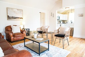 Smart TV, books - Charming Getaway in Comfort, TX - Relax, Recharge, Explore - Texas Wine Country (Comfort)