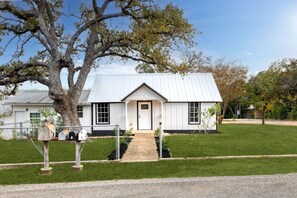 Exterior - Charming Getaway in Comfort, TX - Relax, Recharge, Explore - Texas Wine Country (Comfort)