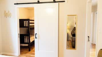 3 bedrooms, desk, iron/ironing board, WiFi