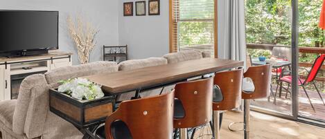 Smart-TV, Kamin, Bücher