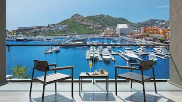 Suite junior, balcón, vista a la marina | Balcón