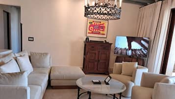 Villa de lujo, 2 habitaciones, patio, vista al océano | Área de sala de estar