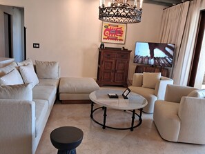 Villa de lujo, 2 habitaciones, patio, vista al océano | Área de sala de estar