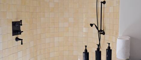 Luxury-Villa, 2 Schlafzimmer, Terrasse, Meerblick | Badezimmer | Duschwanne, kostenlose Toilettenartikel, Haartrockner, Handtücher