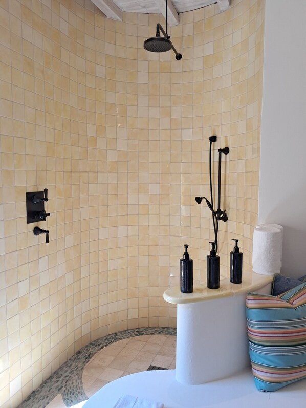 Lyxvilla - 2 sovrum - uteplats - havsutsikt | Badrum | Badkar/dusch, gratis toalettartiklar, hårtork och handdukar