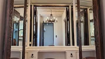 Villa de lujo, 2 habitaciones, patio, vista al océano | Baño | Tina con regadera, amenidades de baño gratuitas, secadora de cabello