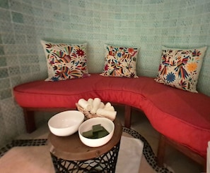 1 treatment room, massages