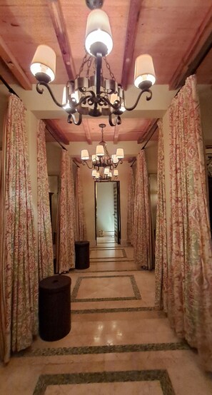 1 treatment room, massages