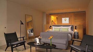 Suite junior, balcón, vista a la marina | 1 habitación, tabla de planchar con plancha y wifi gratis