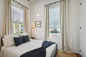 3 habitaciones, escritorio y tabla de planchar con plancha 