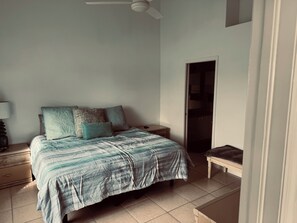 3 bedrooms, iron/ironing board, WiFi, bed sheets - 3-bedroom furnished condo in terrific Naples overlooking beautiful lake  (Naples)