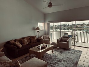 Living area - 3-bedroom furnished condo in terrific Naples overlooking beautiful lake  (Naples)
