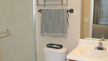 Hårføner, håndklær, såpe og toalettpapir