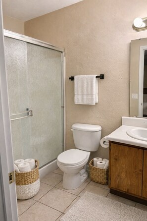 Secadora de cabello, toallas, jabón, papel de baño 