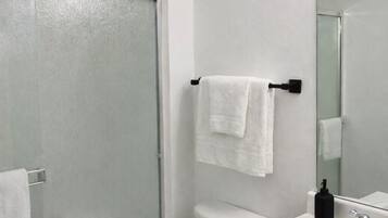 Hårføner, håndklær, såpe og toalettpapir