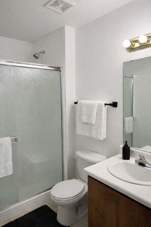 Hair dryer, towels, soap, toilet paper - Family & Work-Ready 3BR (Tallahassee)