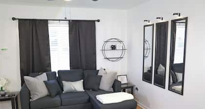 Charming 3-bedroom townhome with WiFi and AC in superb Tallahassee