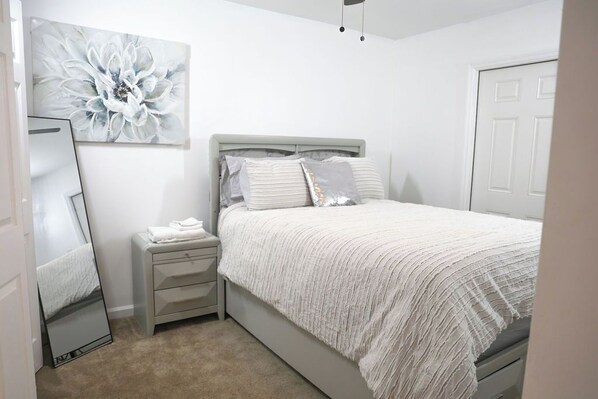 3 bedrooms, iron/ironing board, WiFi, bed sheets