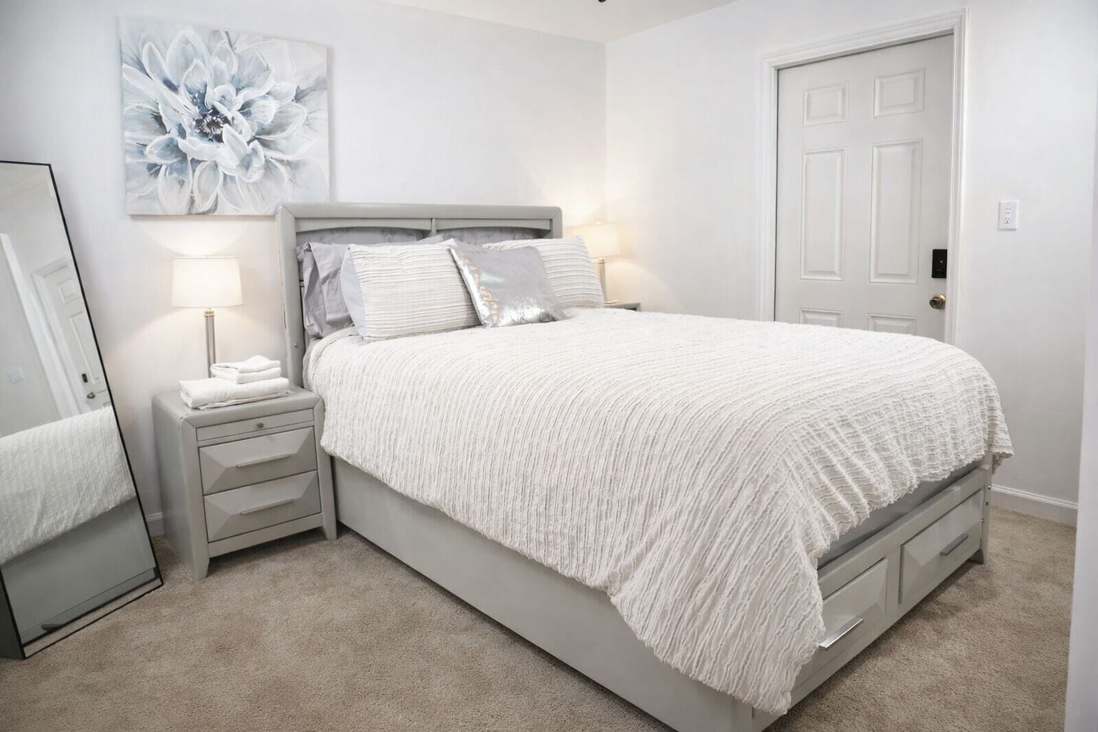 3 habitaciones, tabla de planchar con plancha, wifi y ropa de cama 