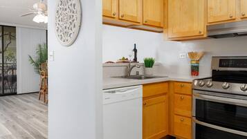 Condo, 1 King Bed with Sofa bed (Kona Alii#211) | Private kitchen