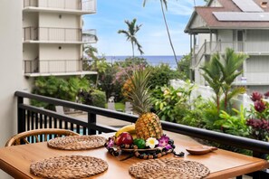 Apartamento, 1 cama de matrimonio grande con sofá cama (Kona Alii#211) | Restaurante al aire libre