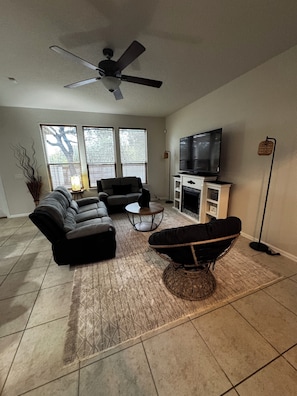 Smart TV, fireplace, table football, books - Alamo City Retreat - Wi-Fi, Parking, Self Check In (San Antonio)