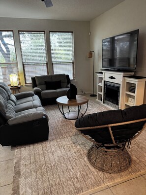 Smart-tv, een open haard en een printer