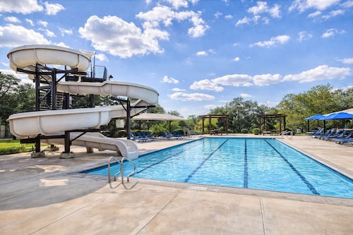 Alamo City Retreat - Wi-Fi, Parking, Self Check In