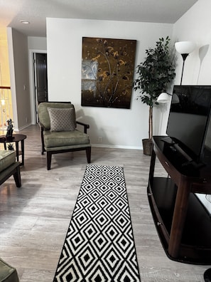 Smart TV, fireplace, table football, books - Alamo City Retreat - Wi-Fi, Parking, Self Check In (San Antonio)
