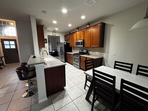 Fridge, microwave, oven, stovetop - Alamo City Retreat - Wi-Fi, Parking, Self Check In (San Antonio)