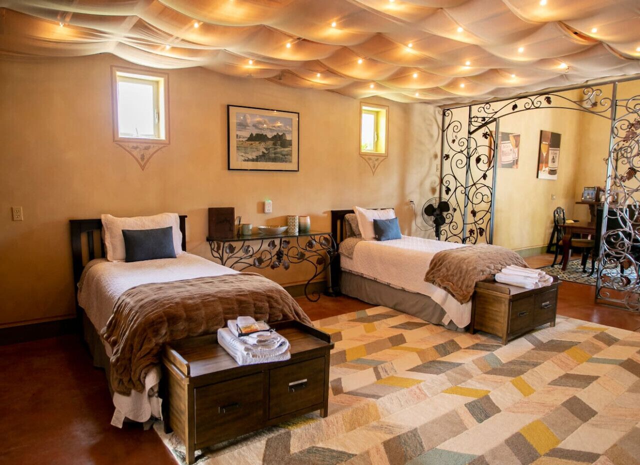 3 habitaciones, escritorio y tabla de planchar con plancha 