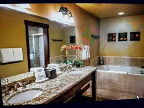 تجهيزات دش، حوض استحمام بنظام ضخ المياه، مجففات شعر، مناشف