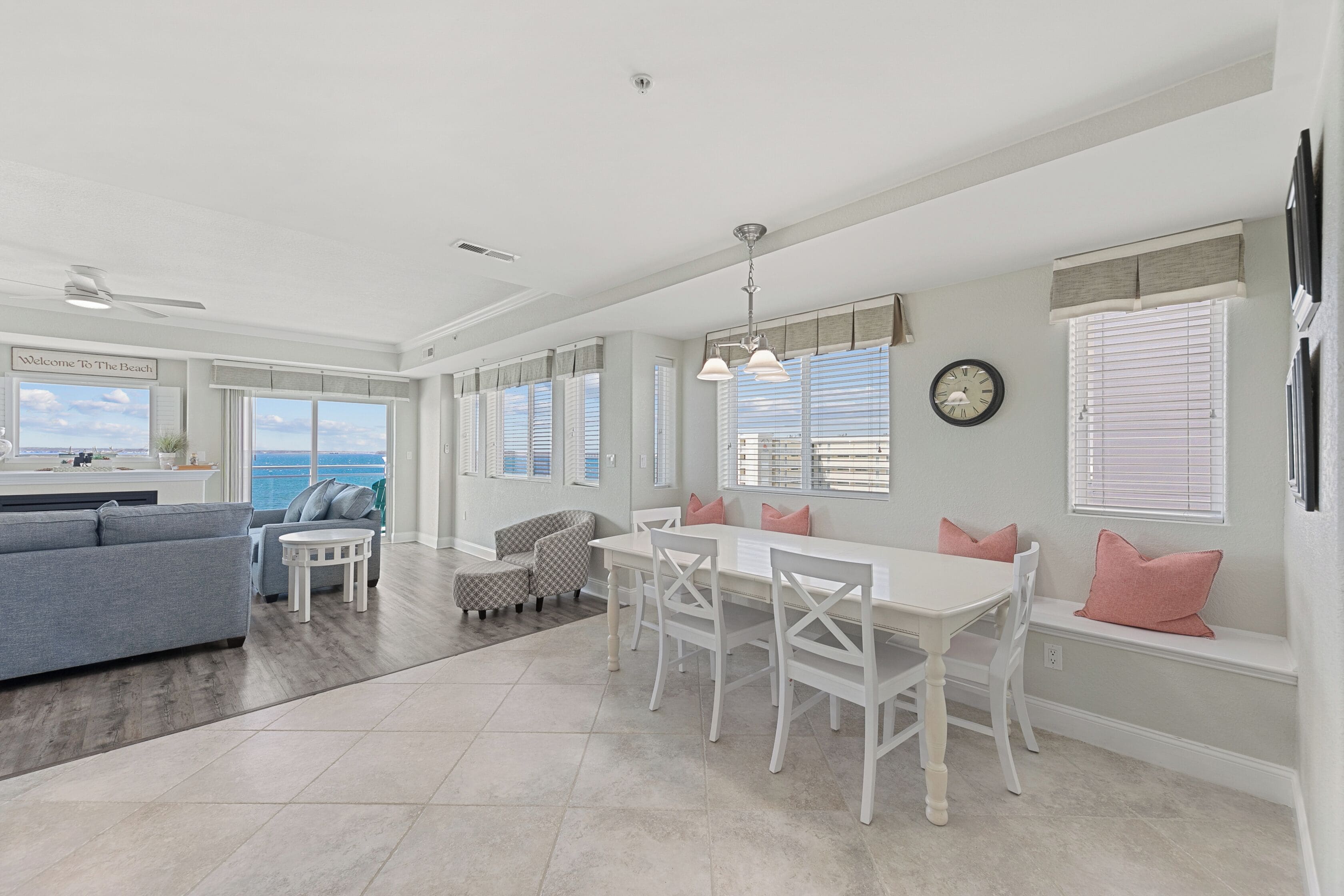 Smart TV, chimenea y libros 