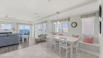 Smart TV, chimenea y libros