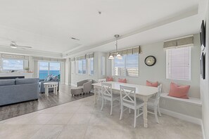 Smart-tv, een open haard en boeken