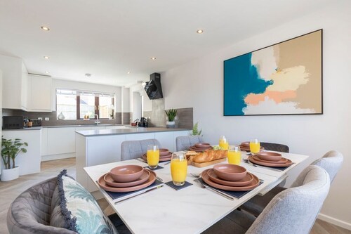 Stunning 6-Bed Home in Cheltenham with Hot Tub