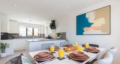 Stunning 6-Bed Home in Cheltenham with Hot Tub
