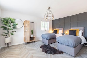 6 habitaciones, tabla de planchar con plancha y cuna de viaje 