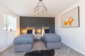 6 habitaciones, tabla de planchar con plancha y cuna de viaje 
