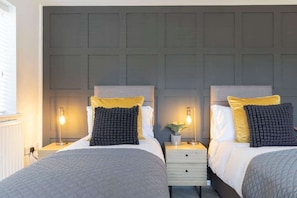 Bedroom - Stunning 6-Bed Home in Cheltenham with Hot Tub (Gloucestershire)