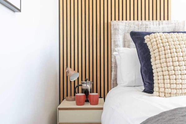 6 habitaciones, tabla de planchar con plancha y cuna de viaje